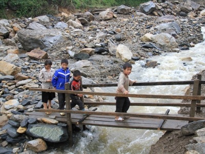 Các thầy cô trong tổ mỹ thuật trang trí phòng học.