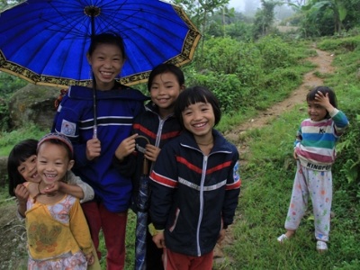 Các em nhỏ ở Bản Khoang trước ngày khai giảng muộn. (Ảnh: Trường Phong)