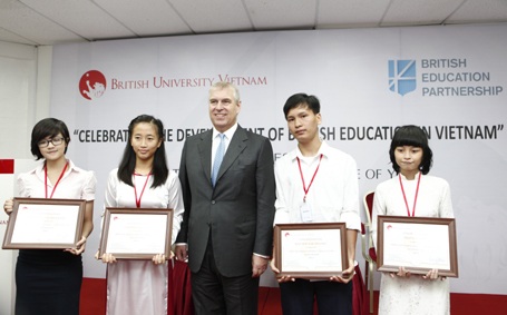 4 học sinh Việt Nam nhận học bổng Hoàng tử Anh tại British University Vietnam - 1 Chương trình Học bổng toàn phần của trường Đại học