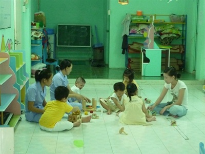 Chữa “tự kỷ” cho… phụ huynh - 1 Chuyên nghiệp hóa đội ngũ giáo viên mầm non để nhận diện dấu hiệu tự kỷ của trẻ.