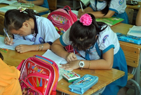 Bàn ghế quá thấp, hàng ngàn học sinh phải... “nằm học” - 1 Bàn ghế quá thấp, hàng ngàn học sinh phải... “nằm học”