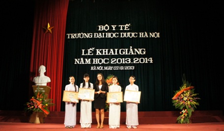 Trao học bổng “Dạ Hương chung sức cùng nữ thầy thuốc tương lai” tại ĐH Dược Hà Nội - 1 ThS. Lưu Thị Gấm - Giám đốc nhãn hàng trao học bổng cho nữ sinh.