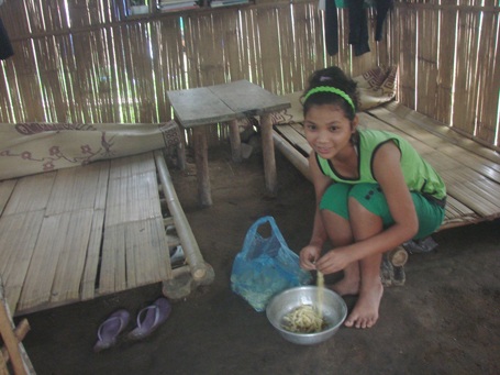 Dựng lều tìm chữ giữa đại ngàn - 3 Nơi ở dưới mái lều đơn sơ của em Hồ Thị Non giữa cánh đồng.