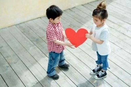 Trẻ tiểu học… yêu, cha mẹ mếu - 1 Tình yêu của các em nhỏ chưa hẳn là rung động giới tính.