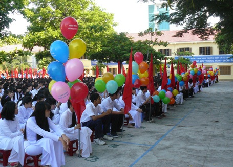 Góp sức giúp học sinh Trường Sa trong ngày khai giảng - 1 Hơn 1.300 học sinh Trường THPT Lý Tự Trọng tề tựu đông đủ dự lễ khai giảng.
