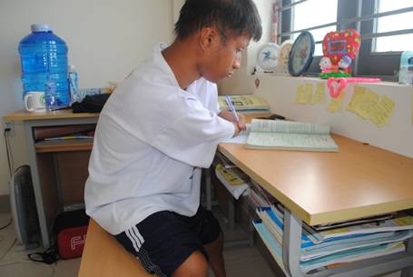 Chàng trai không tay trở thành tân sinh viên - 1 Tân sinh viên Dj Ruêng miệt mài với bài vở hàng ngày.
