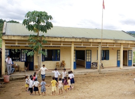 Quảng Ngãi: Học sinh tựu trường dưới… lòng hồ thủy điện - 3 Điểm trường Tiểu học Sơn Long ở thôn Ra Manh (xã Sơn Long, huyện Sơn Tây, Quảng Ngãi).
