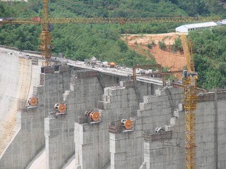 Quảng Ngãi: Học sinh tựu trường dưới… lòng hồ thủy điện - 4 Phần đập dâng sắp hoàn thành.
