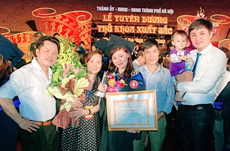 Cô gái xứ Thanh 2 lần đỗ thủ khoa - 2 Nguyễn Thị Loan - thủ khoa tốt nghiệp xuất sắc Trường ĐH Sư phạm Nghệ thuật Trung ương năm 2013.