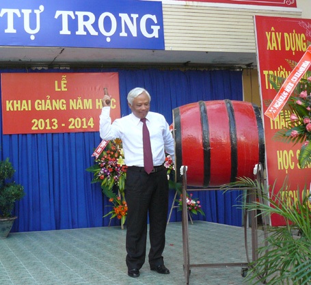 Góp sức giúp học sinh Trường Sa trong ngày khai giảng - 2 Đồng chí Uông Chu Lưu, Ủy viên T.Ư Đảng, Phó Chủ tịch Quốc Hội đánh tiếng trống tựu trường.