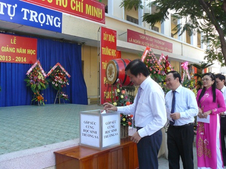 Góp sức giúp học sinh Trường Sa trong ngày khai giảng - 3 Đồng chí Uông Chu Lưu, Ủy viên T.Ư Đảng, Phó Chủ tịch Quốc Hội đánh tiếng trống tựu trường.