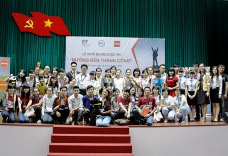 Khởi động cuộc thi “Đường đến thành công 2013” - 1 Triển khai cuộc thi tại trường Đại học Kinh tế Quốc dân (Hà Nội).