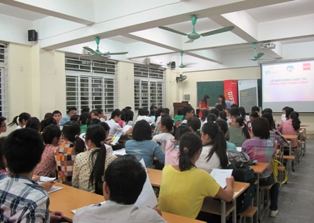 Khởi động cuộc thi “Đường đến thành công 2013” - 2 Toàn cảnh lễ triển khai cuộc thi Đường đến thành công tại trường Đại học Kinh tế Luật (TPHCM).