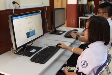 Trao tặng Thư viện Thông minh đến Trường THPT Chuyên Trần Đại Nghĩa - 4 Các em học sinh Trần Đại Nghĩa đang chăm chú tra cứu thông tin bằng Galaxy Tab trong thư viện.
