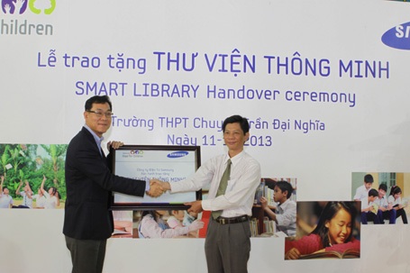 Trao tặng Thư viện Thông minh đến Trường THPT Chuyên Trần Đại Nghĩa - 1 Trao tặng Thư viện Thông minh đến Trường THPT Chuyên Trần Đại Nghĩa
