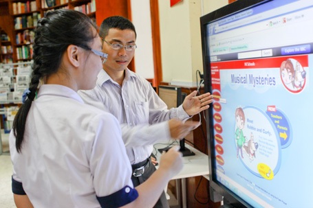 Các em học sinh Trần Đại Nghĩa đang chăm chú tra cứu thông tin bằng Galaxy Tab trong thư viện.