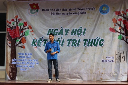 Tại ngày hội trao đổi sách có nhiều tiết mục văn nghệ do sinh viên biểu diễn.