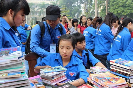 Nhiều cuốn sách được trưng bày phục vụ việc trao đổi sách.