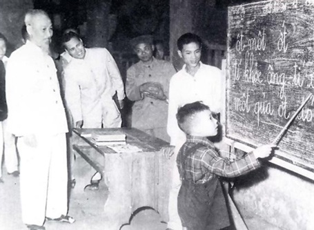 Học để làm gì, học cái gì và học như thế nào? - 1 Bác Hồ thăm lớp học vỡ lòng ở Hàng Than (Hà Nội). (Ảnh tư liệu)