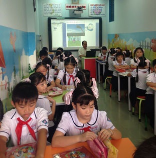Phòng học “tương tác”: đầu tư sao cho hiệu quả? - 3 Học tiếng Anh với bảng tương tác tại Trường tiểu học Chính Nghĩa.