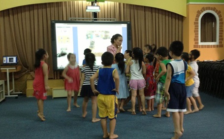 Phòng học “tương tác”: đầu tư sao cho hiệu quả? - 2 Giờ học với bảng tương tác tại trường mầm non Vàng Anh (Q5, TPHCM).