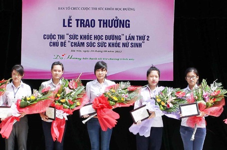 Các nữ sinh đoạt giải Nhất nhận giải thưởng.