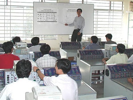 Đào tạo nghề chất lượng cao - 1 Học viên thực hành trên máy tại Khoa Điện tử Trường Trung cấp Kỹ thuật Hùng Vương.
