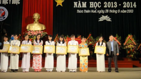 Đại diện công ty Dược phẩm Hoa Linh trao học bổng cho các nữ sinh.