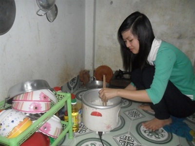 Thủ khoa nghèo đất mũi Cà Mau - 1 Thủ khoa Nguyễn Thị Biết ở phòng trọ. (Ảnh: Hòa Hội)