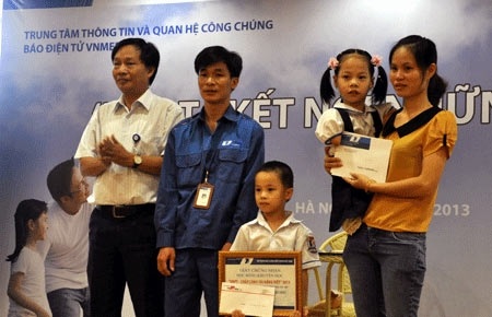 Ông V&otilde; Ngọc Hưng - Phó Chủ tịch Công đoàn VNPT trao tặng gai đình và bé Linh Chi 5 triệu đồng.