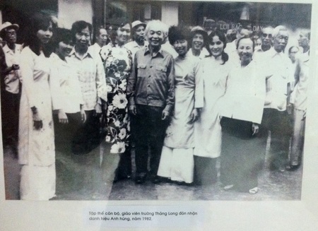 “Thầy Giáp” - 2 Nhiều học sinh đến Phòng truyền thống của nhà trường để xem lại những tư liệu về cụ Giáp.