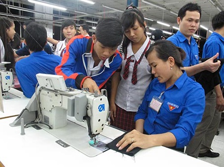 Công tác phân luồng học sinh gặp nhiều khó khăn - 1 Học sinh các trường THPT trải nghiệm nghề may ở Công ty CP May Nhà Bè (TP HCM).