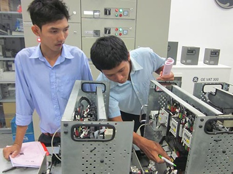 Đào tạo ngoài chính quy “chết” dần - 1 Sinh viên Trường ĐH Sư phạm Kỹ thuật TP HCM trong giờ thực hành.