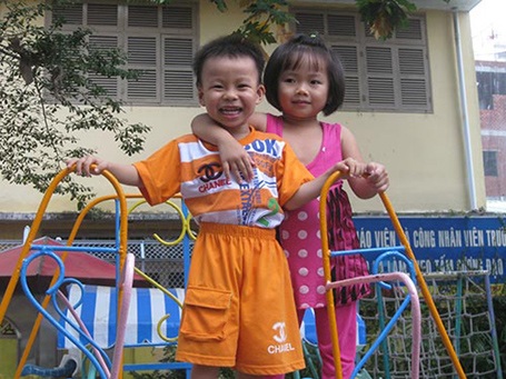 Đừng tập trẻ nói dối - 1 Trẻ em như tờ giấy trắng, người lớn đừng để tiêm nhiễm những thói xấu. (Ảnh: Bút Nam)