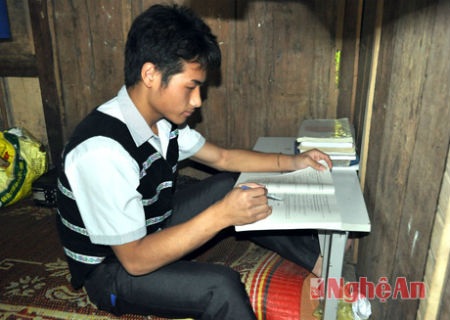 Cậu bé người Mông vượt khó, học giỏi - 1 Em Và Bá Cở tại góc học tập ở khu nội trú Trường THCS DTNT huyện Kỳ Sơn (Nghệ An)