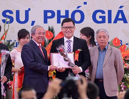 Lê Anh Vinh - Phó Giáo sư làm “dậy sóng” cộng đồng trẻ - 1 Lê Anh Vinh tại lễ vinh danh các GS, PGS năm 2013.
