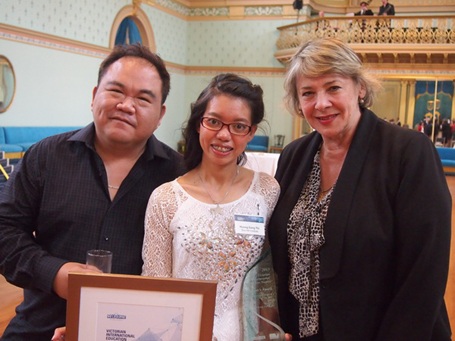 Sinh viên Việt Nam nhận giải thưởng kép tại Australia - 1 Đặng Thị Hương (giữa) cùng đại diện KOTO Việt Nam tại lễ trao giải. (Ảnh do nhân vật cung cấp).