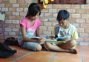 Hai chị em nghèo côi cút hiếu học - 1 Hai chị em Thủy Tiên - Thành Đồng. (Ảnh: Hồng Minh)