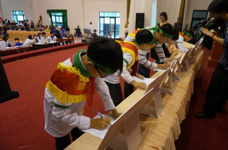 Phú Thọ - Điểm dừng chân đầu tiên của hành trình đồng hành cùng Violympic 2013 - 1 Cuộc thi đã tạo ra sự lôi cuốn cho cả thầy và trò đến tham dự.