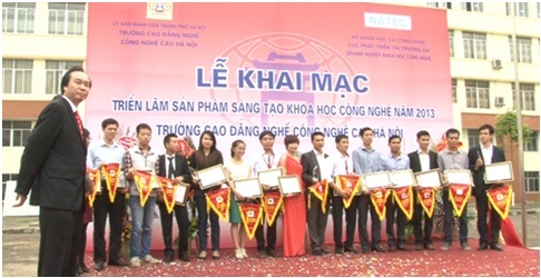 Quang cảnh “Triển lãm sản phẩm sáng tạo khoa học công nghệ 2013”