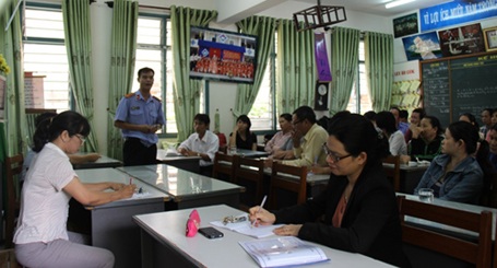 Vụ xén bữa ăn của học trò: Bị chất vấn, hiệu trưởng lúng túng! - 1 Cuộc chất vấn giữa phụ huynh và Hiệu trưởng Phan Thị Tiến Lợi.