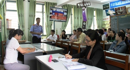 Vụ xén bữa ăn học trò: Điều chuyển công tác hiệu trưởng - 1 Cuộc chất vấn giữa phụ huynh và hiệu trưởng Phan Thị Tiến Lợi ngày 5/11/2013. (Ảnh: V. Tạo)