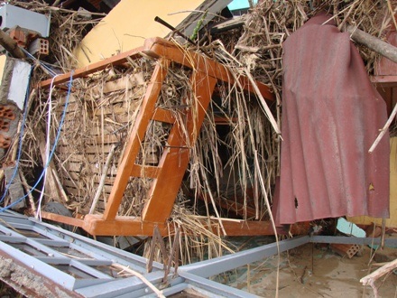 Chiếc giường của giáo viên còn sót lại cùng với rác.