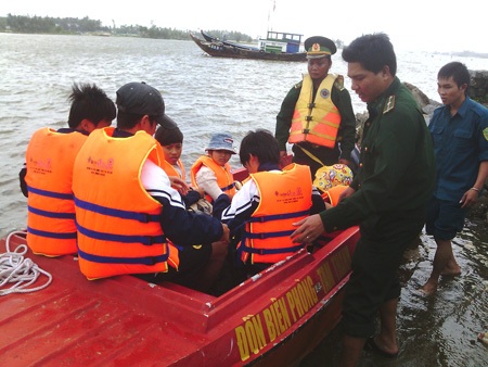 Ca nô biên phòng “cưỡi sóng” đưa học sinh đi học - 2 Ca nô biên phòng “cưỡi sóng” đưa học sinh đi học