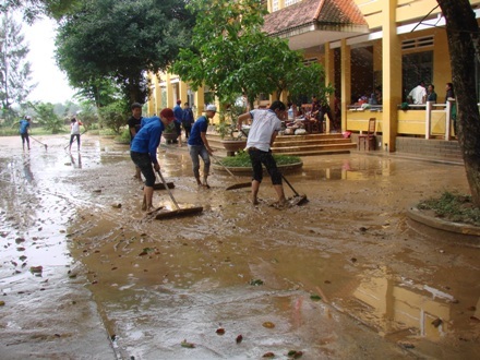 Đoàn viên cùng hỗ trợ dọn dẹp trường học sau lũ.