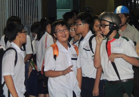 Biến con thành “máy học” - 1 Nhiều học sinh được phụ huynh đặt lịch học kín mít.