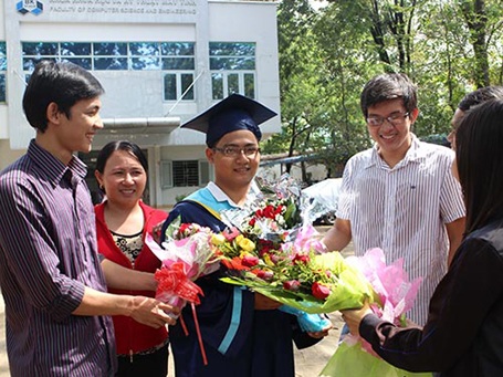 Học vượt, tốt nghiệp giỏi - 1 Bà Lê Thị Hạnh, mẹ của Định (