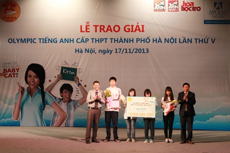 Trao giải cuộc thi Olympic tiếng Anh THPT toàn thành phố Hà Nội năm 2013 - 2 Lễ trao giải cuộc thi Olympic tiếng Anh THPT toàn thành phố Hà Nội 2013.