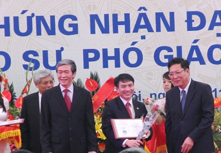 Tân GS trẻ nhất 2013: Nhận chức danh cao quý nhưng lòng trĩu buồn… - 1 Tân GS trẻ nhất 2013: Nhận chức danh cao quý nhưng lòng trĩu buồn…