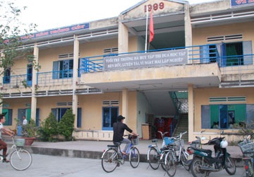 Bốn trường tư thục có nguy cơ đóng cửa - 1 Trường THPT tư thục Hà Huy Tập chỉ có rất ít học sinh nhập học và đã “chết lâm sàng”. (Ảnh: Lê Phi)
